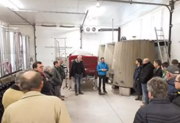 Les participants ont visité plusieurs exploitations dans l’Allier comme ici, au GAEC des Bérioles à Saint-Pourçain où des techniques de biodynamie sont employées.