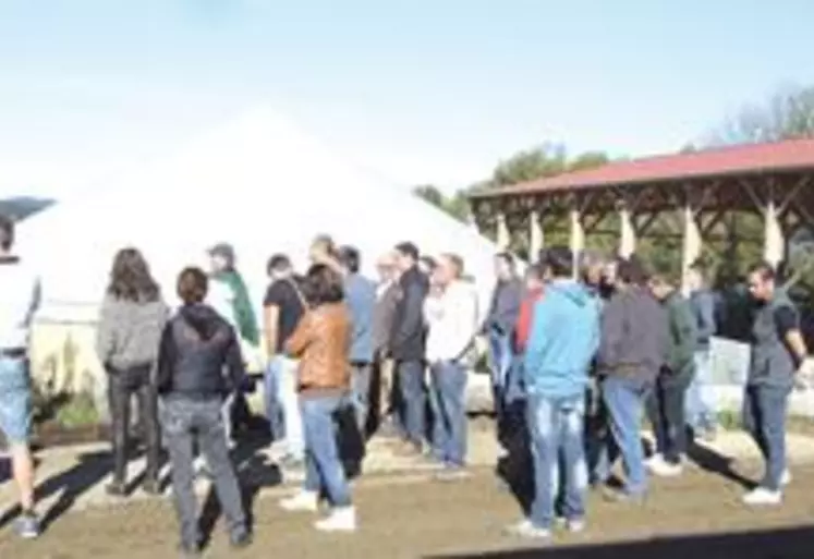 Les agriculteurs du secteur Dore Bois Noir ont échangé avec les responsables de la FNSEA 63 sur le site du nouveau méthaniseur du Gaec de Sommet.