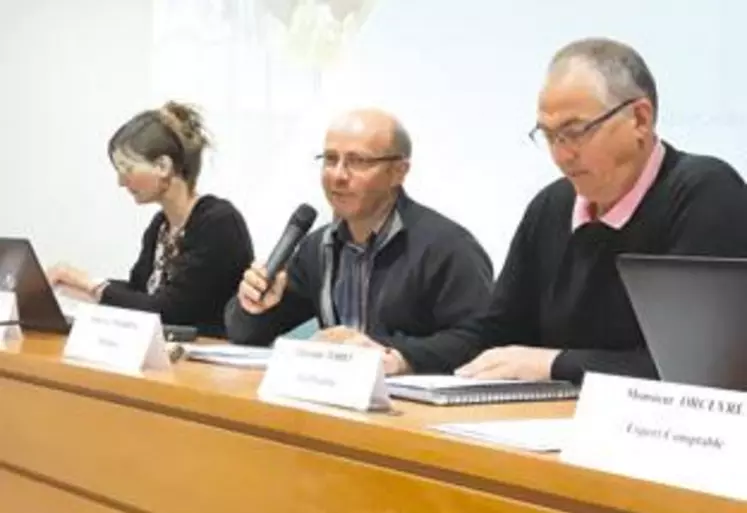 Jean-Luc Tourreix, président du Service de Remplacement du Puy-de-Dôme (au centre) rappelle lors de l’assemblée générale de l’association du 3 mai, qu’il est indispensable de préparer son remplacement.