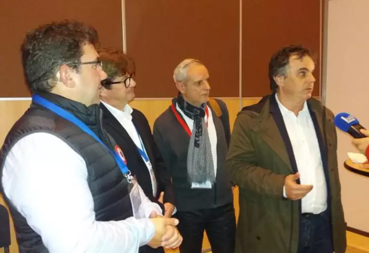Le 5 novembre à la Grande Halle d’Auvergne, Sébastien Gouttebel, président de l’Association des maires ruraux du Puy de Dôme (à gauche) accueillait l’écrivain Alexandre Jardin venu présenter le mouvement citoyen Bleu Blanc Zèbre au sein duquel les maires ruraux sont particulièrement impliqués.
Alexandre Jardin a ensuite dédicacé son livre «LAISSEZ-NOUS FAIRE ! On a déjà commencé» sur le stand de «La librairie des Volcans »