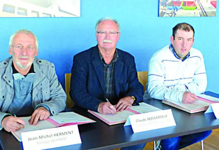 Jean-Michel Herment, Claude Masseboeuf, Jérôme Arnaud ont signé une convention pour le co-compostage à la ferme d’effluents d’élevage et de végétaux.