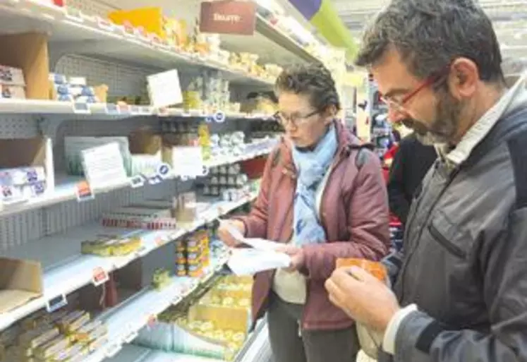 À Thiers, les producteurs de lait dont Sabine Tholoniat et Denis Guérin ont apposé des tracts FDPL dans une grande surface afin d’expliquer la pénurie de beurre