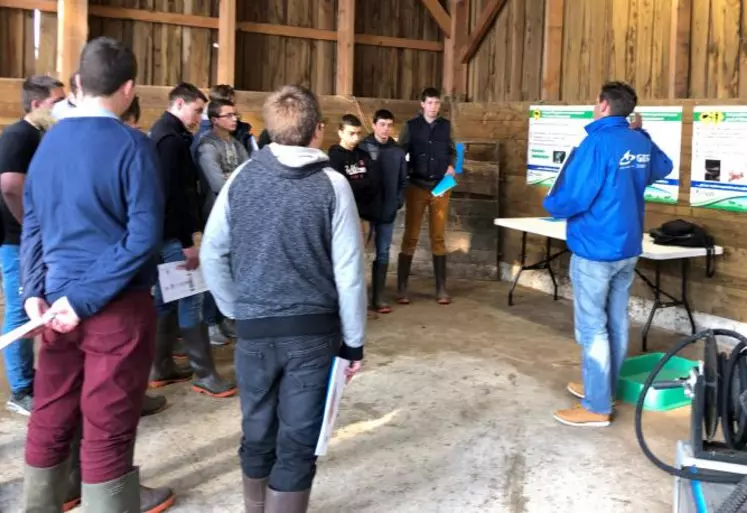 Au cours de ces journées de sensibilisation des 26 et 27 mars, la mise en place de la démarche « Le sanitaire… j’adhère ! » au travers de la biosécurité au Lycée Agricole d’Ahun a été présentée à plus de 280 apprenants via 4 ateliers dans la stabulation vaches allaitantes.