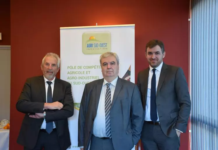 De g. à dr. Jean-Pierre Raynaud vice-président du Conseil régional Nouvelle-Aquitaine en charge de l’agriculture, Daniel Segonds et Vincent Costes, respectivement président et directeur général d’Agri Sud-Ouest Innovation.