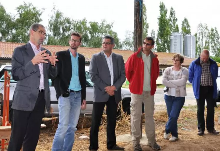 De gauche à droite : Eric Thirouin, président de la FRSEA Centre, Joël Limouzin, Gaël Gautier, Dominique Barrau, Antoine et Geneviève Leroy, Gilles Cabart, secrétaire général adjoint de la FNSEA 03 et Yannick Martinet, élu à la chambre d’agriculture de l’Allier.