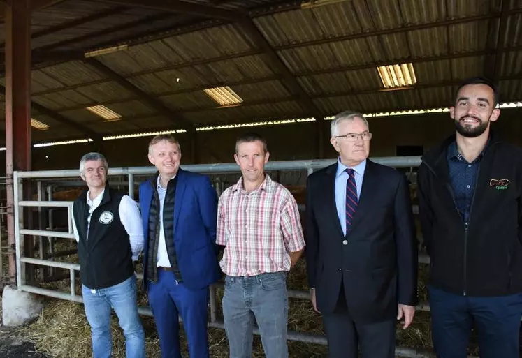 Jean-Christophe Dufour, président de la Celmar, Jean-Marie Malbranke, directeur général adjoint d’Aldi France, Bernard Léguille, PDG de Beauvallet, Benjamin Valadas, président d’Opalim encadrent l’éleveur qui les a accueillis sur sa ferme, Stefaan De Smedt.