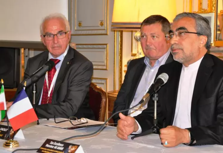 De gauche à droite : Roger Blanc, Jacques Chazalet et Ali Ahani, ambassadeur extraordinaire de la République islamique d’Iran en France.