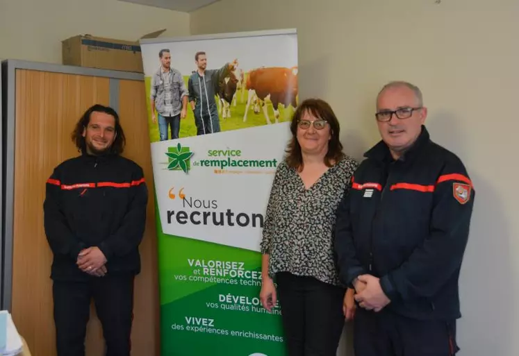 De gauche à droite : le sapeur de première classe Mathieu Bondieu, agriculteur à Peyrat-la-Nonière, Cécile Fournier, directrice du Service de Remplacement Creuse et le commandant Didier Jouanny, Chef du Service Développement du Volontariat Groupement Formation/Sport, développement du volontariat et citoyenneté du SDIS de la Creuse.