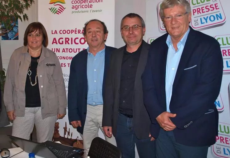 Gérard Rodange, président de Coop de France Rhône-Alpes Auvergne, entouré par des représentants de la Coopérative Dauphinoise (Isère) et l'Union des coopératives de l'Allier qui participeront à la Semaine de la coopération.