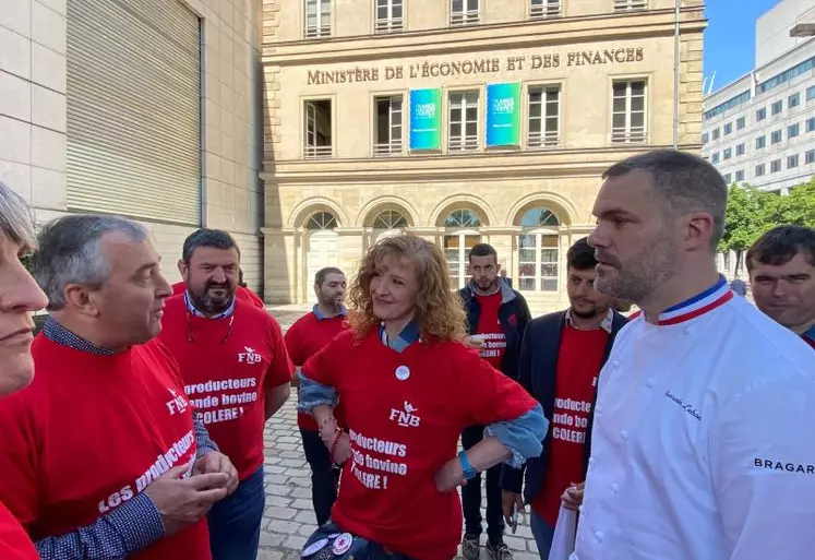 La Fédération nationale bovine, les JA accompagné de la Véronique Langlais, présidente de la fédération des bouchers de Paris ont manifesté, jeudi dernier, devant le Ministère de l’Économie et des finances.