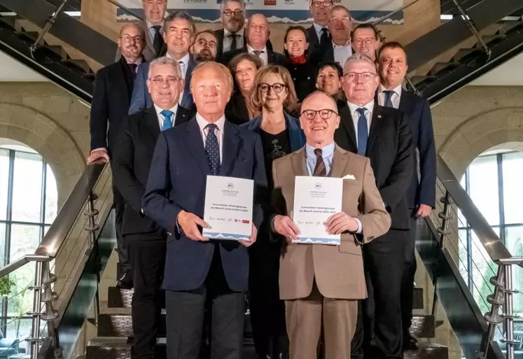 La signature de la convention interrégionale du Massif central s’est déroulée en Corrèze en présence notamment de Brice Hortefeux, co-président du Comité de Massif et de Pascal Mailhos, préfet coordonnateur du Massif central (au premier plan).