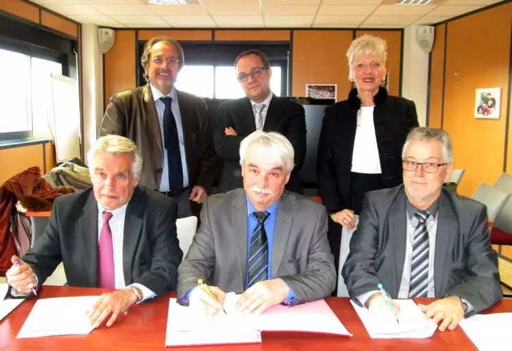 De gauche à droite : en haut : Luc Doury, directeur régional du RSI, Eric Dalle, directeur général de la MSA, Martine François, directeur de la CARSAT ; en bas : Franck Pezet, président du RSI, Daniel Gaillat, président de la MSA, Guy Charrè, président de la CARSAT.