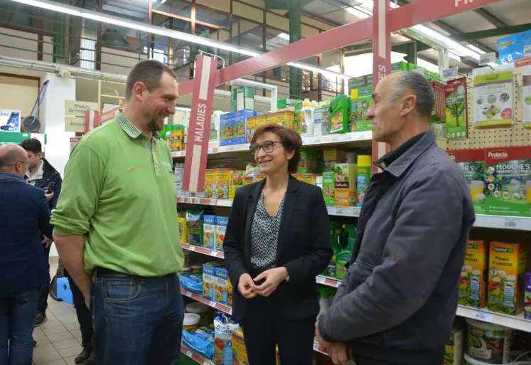 Bertrand Jolivet, responsable du magasin GammVert de Guéret, Magali Debatte, préfète de la Creuse, et Philippe Wanty, responsable de l’arboretum de la Sédelle.