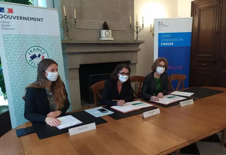 Alice Mallick, sous-préfète à la Relance, Virginie Darpheuille, préfète de la Creuse, et Valérie Simonet, présidente du Conseil départemental.