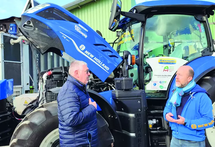 Des bonbonnes de gaz comprimé de 200 bars sont positionnées  dans une «excroissance» à l’avant du tracteur. 