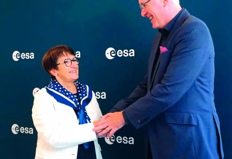 Christiane Lambert, présidente du Comité des organisations professionnelles agricoles de l’Union européenne  et Nick Appleyard, responsable des solutions spatiales à l’Agence spatiale européenne (ASE) ont signé,  le 28 septembre à Paris, un partenariat.