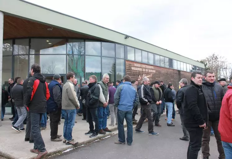 L’assemblée générale a été écourtée… Tous les producteurs ont quitté la salle.