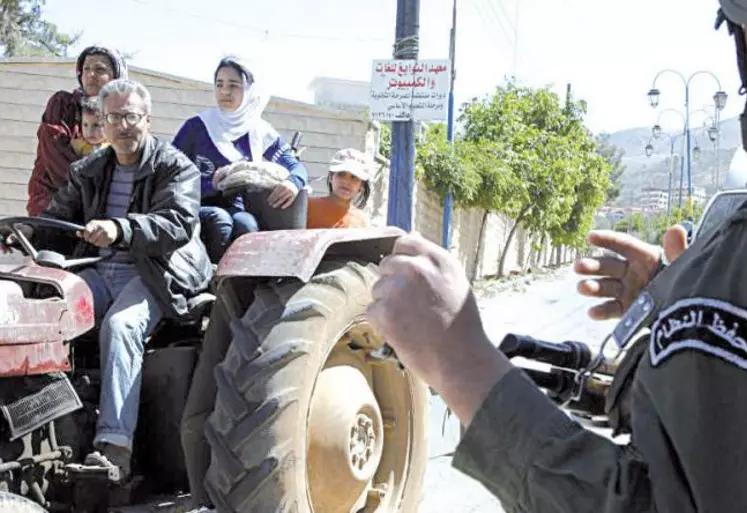 Des observateurs de l'ONU visitent la ville de Madaya, en Syrie, le 6 mai 2012. Près de quatre ans après, ses habitants assiégés par l'armée du régime souffrent de la faim.