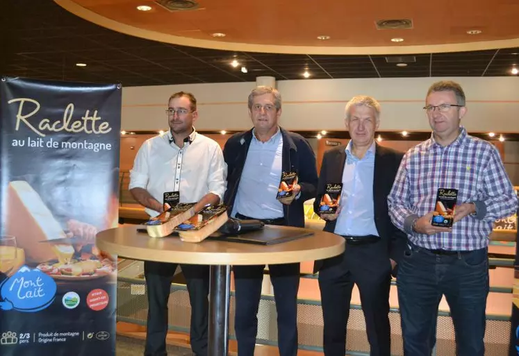 Eric Germain, trésorier de l’APLM, Dominique Barrau, président et Didier et Philippe Thuaire, co-présidents de la Société fromagère du Livradois, ont officialisé leur partenariat autour de la raclette Mont Lait au Sommet de l’élevage.