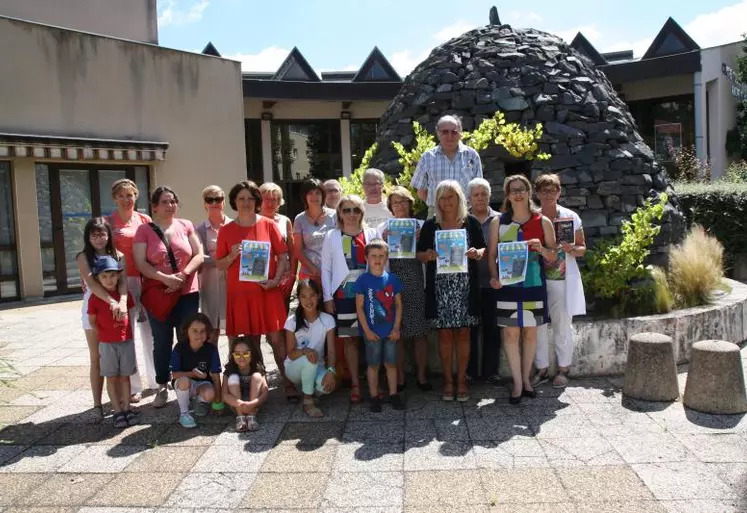 Les organisateurs et bénévoles du festival off d’Interfolk devant le chibotte du Centre culturel de Vals.