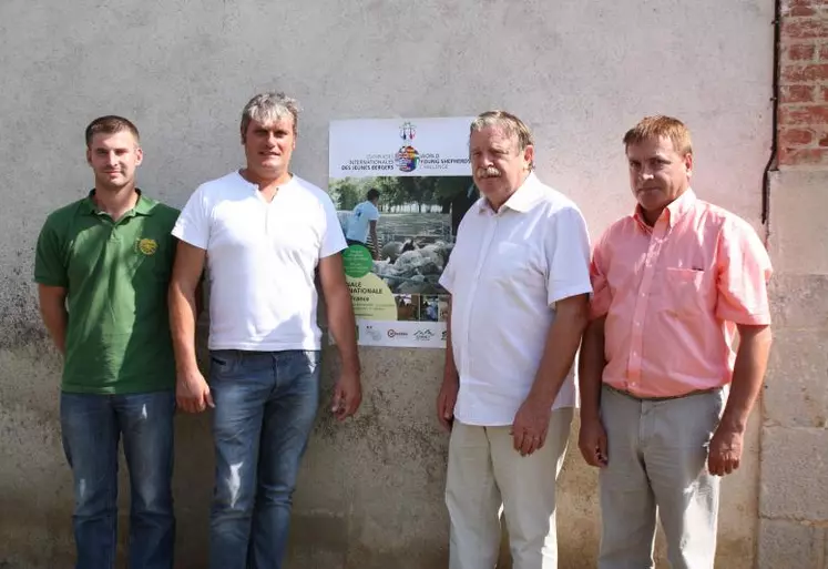 De gauche à droite : Adrien Raballand, responsable de l’exploitation agricole du lycée, Claude Font, FDO, Emmanuel Coste, Interbev Ovins et Paul Teullet, proviseur du lycée.