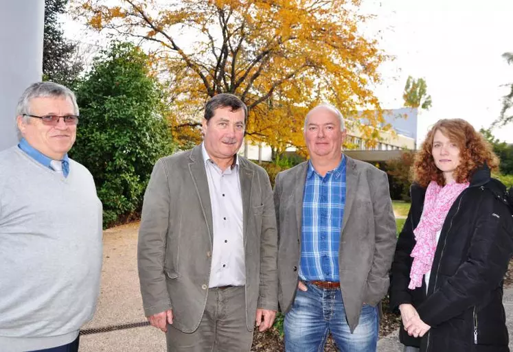 De gauche à droite : Thierry Boulleau, directeur de la Safer Auvergne, Jacques Chazalet, président, Didier Imbert, président du Comité départemental du Puy-de-Dôme et Marie-Laure Pommier, conseillère foncier.