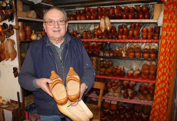 Guy Sahuc dans son atelier, au milieu de ses sabots de bois.