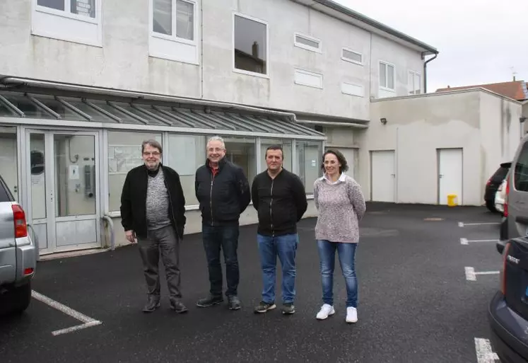 De gauche à droite : Bernard Gallot, Denis Chalendar, Serge Garzino, responsable de l'atelier de découpe et Marie-Josée Pelletier, directrice de l'abattoir.