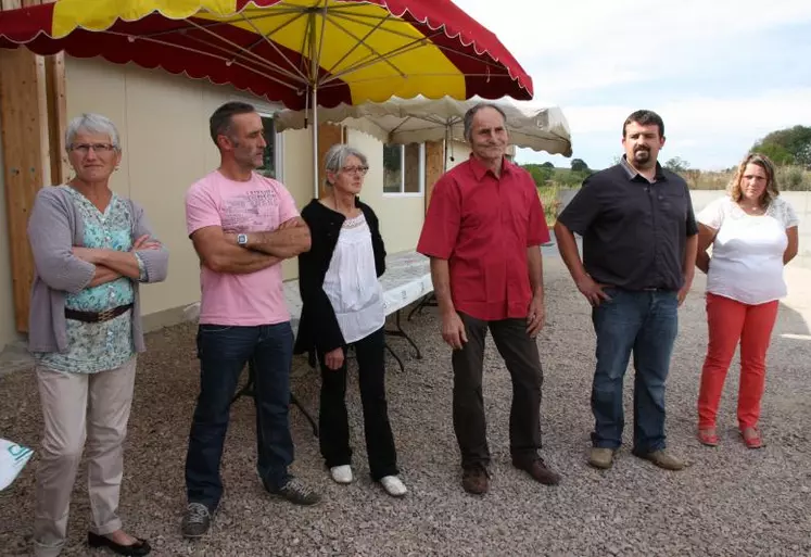Les associés de la SARL«Paysans Bio d’Auvergne» lors de l’inauguration de leur atelier de découpe et de transformation de viandes.