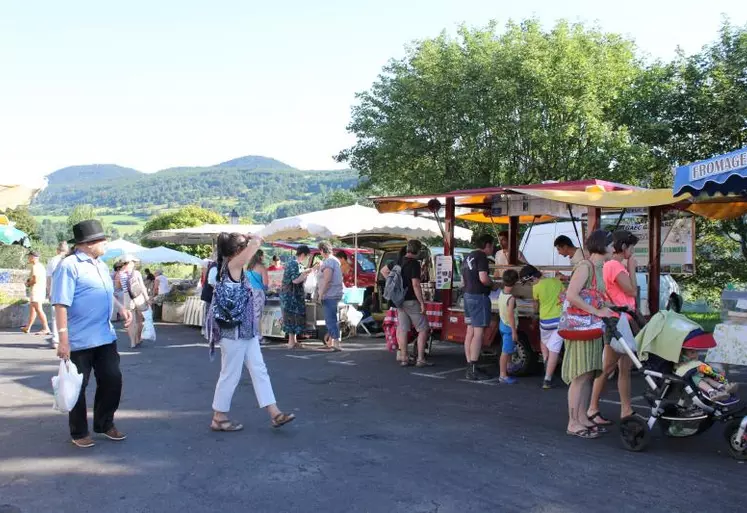 Sur le Marché des Producteurs de Pays on fait le plein de produits agricoles ou artisanaux locaux.