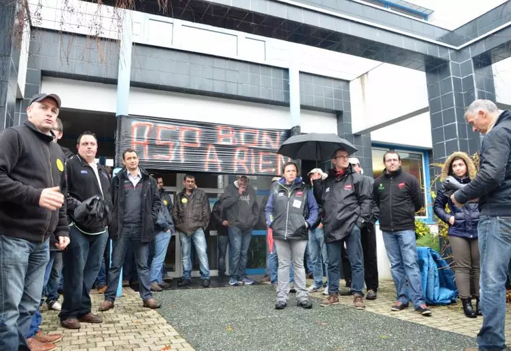 Devant les locaux de l’ASP, la mobilisation d’agriculteurs de l’Allier, du Cantal, de la Haute-Loire et du Puy-de-Dôme.