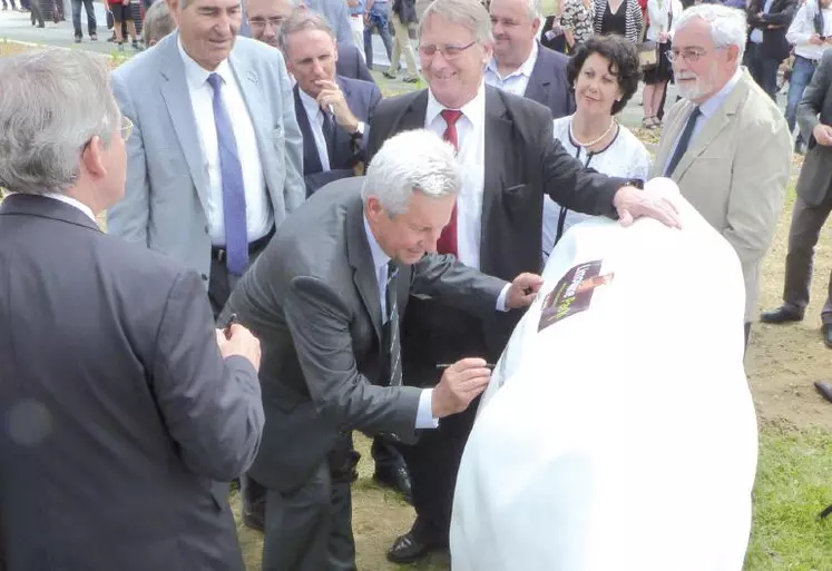 Bernard Roux, président de Lanaud Développement signe la vache symbole du Limousine Park.