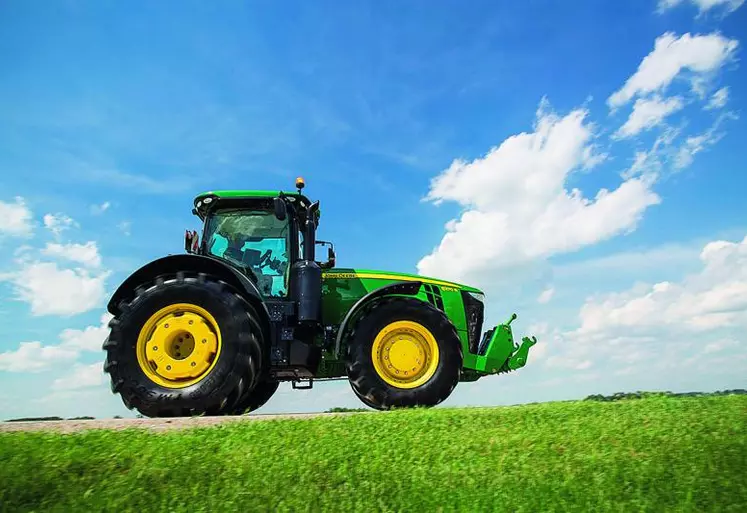 Les tracteurs profilés américains (John Deere) disposent d’un nez plus proéminent que les tracteurs standard européens (Valtra).