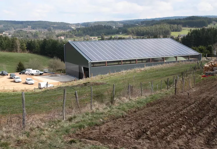 Panneaux photovoltaïques sur un bâtiment d'élevage