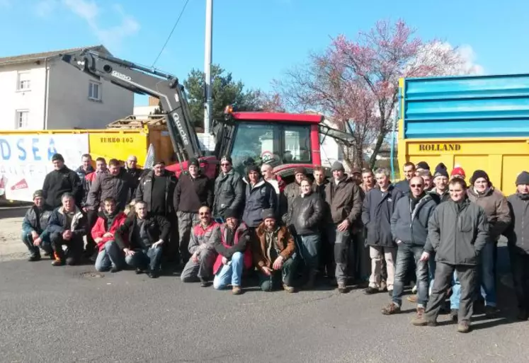 Les producteurs se sont relayés pour bloquer l’usine de la CFVA à Beauzac de dimanche soir à mardi matin. Ils demandent une hausse 
du prix du lait et la signature de la charte laitière initiée par la FNPL.