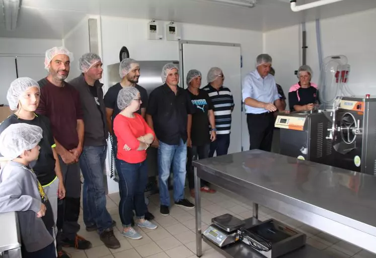 Les jeunes agriculteurs installés ou en cours d’installation dans le laboratoire du Gaec des Sapins.