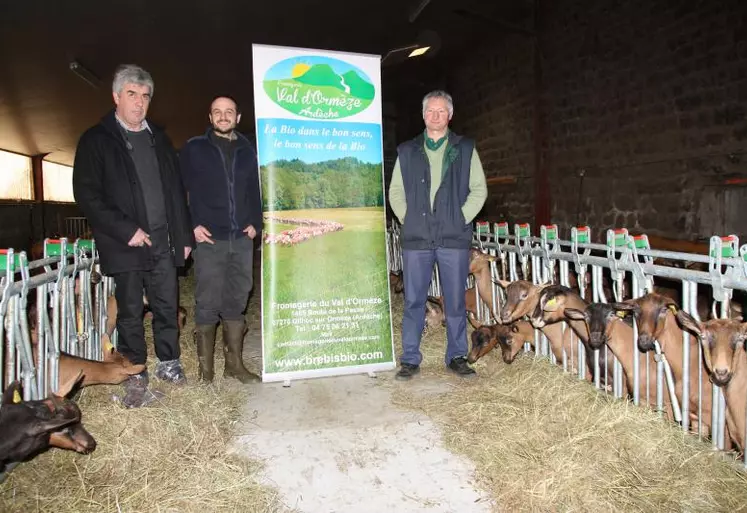 Gilles Gamon avec Rémy Dos Santos et Michel Grand dans la chèvrerie installée dans le village des Paziers à Montregard.