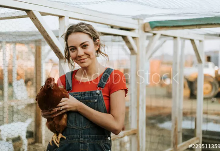 Fille et poulet