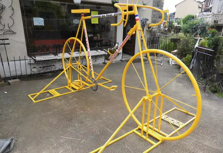 Une oeuvre originale de Vincent Créations, de plus de 80 kg, toute en acier, à laquelle l’artiste s’est consacré un mois durant et qui est visible depuis mardi à l’entrée de la cité sagranière.