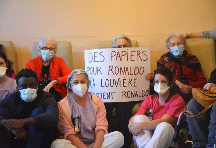 Personnel soignant, résidants, direction de l'Éhpad de la Louvière unis pour soutenir le jeune Ronaldo.