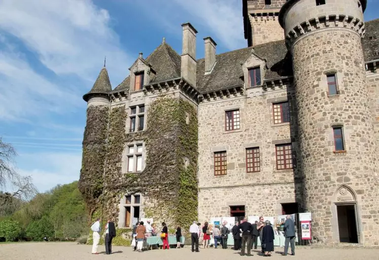 Châtelains et guides à la rencontre d’autres acteurs touristiques, au pied du donjon de Pesteils, à Polminhac. 