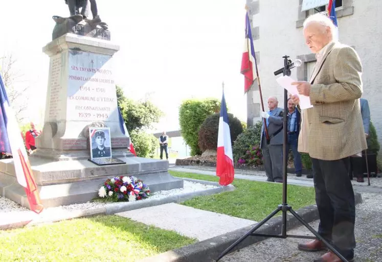 Jean-Louis Schaff rendant hommage au gendarme Louis-Antoine Fau.