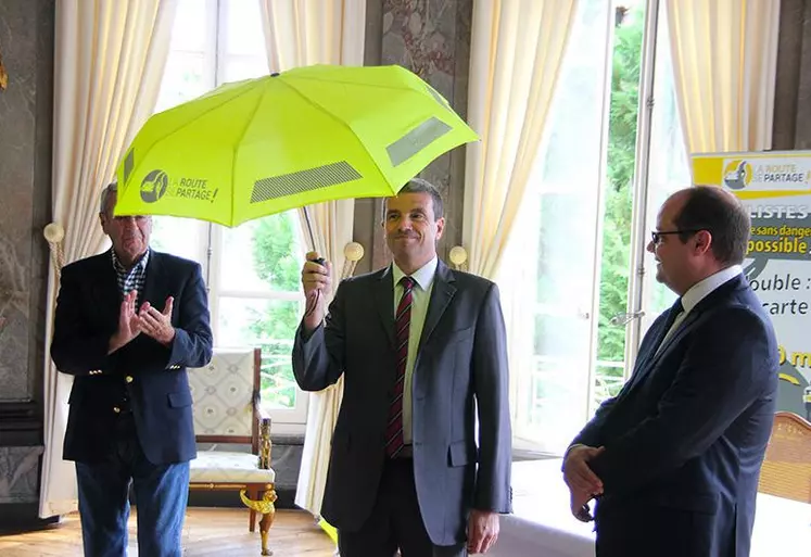 Signature de convention officielle avec la Police, la gendarmerie, la CCI du Cantal, le Medef, la presse...