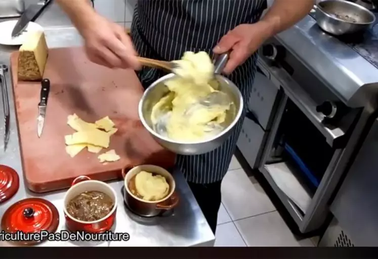 Le chef du Cromesquis met une dernière touche à son parmentier de salers au cantal gratiné...