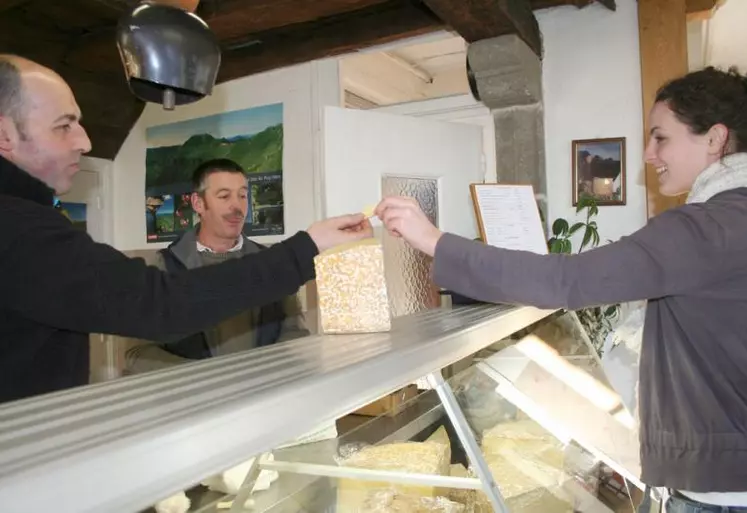 Daniel Fruquière et Jean-Pierre Lafeuille fiers de faire déguster leur cantal AOPau lait cru.