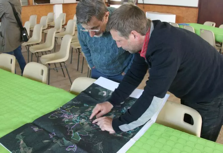 Yann Rolland (à droite) et la carte finale des échanges.