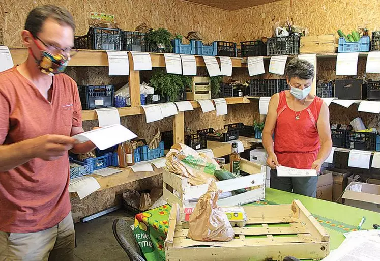 Martin Chwalek et Isabelle Amilhaud, deux producteurs du Drive fermier 15, préparent les commandes que les clients viennent chercher
en  voiture.