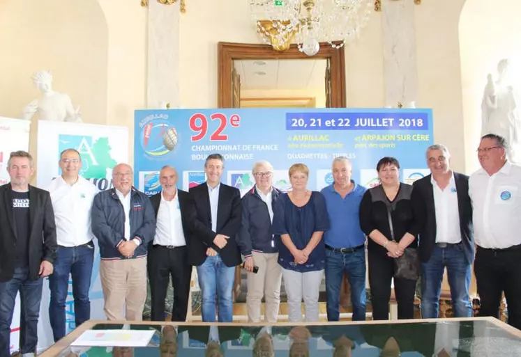 Organisateurs et partenaires ont présenté la manifestation en mairie d’Aurillac, capitale du parapluie et bientôt de la boule lyonnaise.