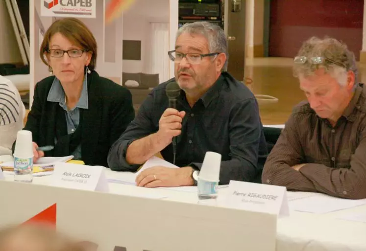 Alain Lacroix (au micro), président de la Confédération de l’artisanat des petites entreprises du bâtiment du Cantal (Capeb 15).