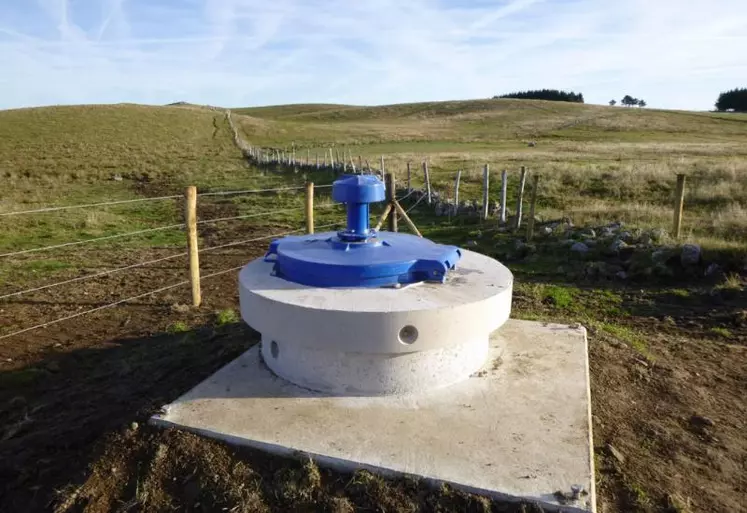 Source et son périmètre de protection immédiat clôturé sur Lugarde-Marchastel.